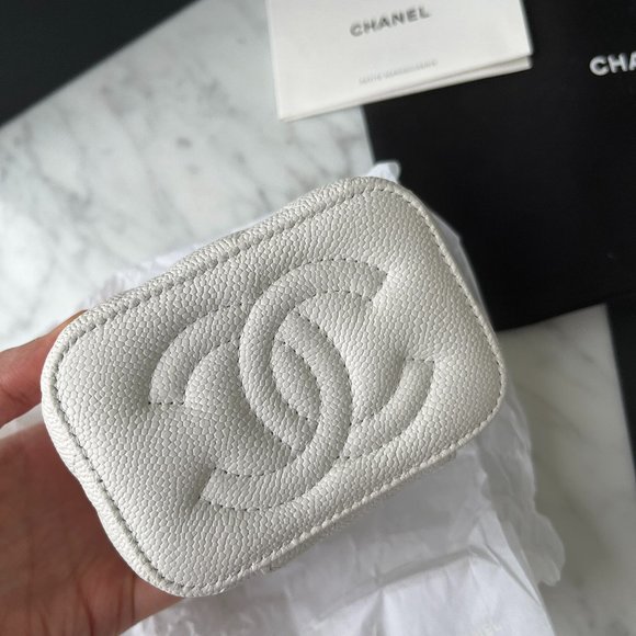 NWT) Chanel heart adjustable strap white caviar vanity bag - Picture 2 of 5